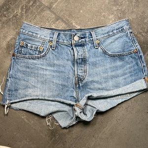 basic levi’s shorts